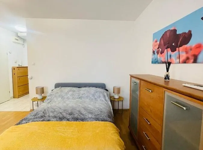 Central Studio Close To Andrassy Avenue For 4 Persons